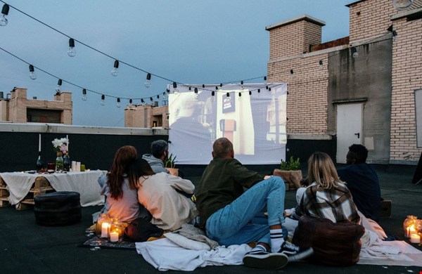 Zo stel je de ultieme filmavond thuis samen